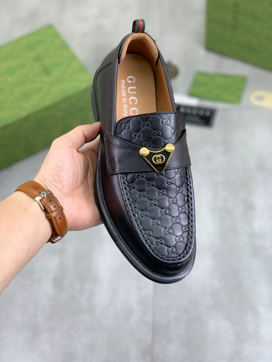 Men's shoes💰P500💰【New model, soft and comfortable Gucci classic business leather shoes hot selection (Gucci) official website latest Gucci 🎁 business leather shoes, hot style 💥 simple and elegant style, exclusive for trendy men. Unique official website latest brand original double G embossed element 👑Gucci Original decoration, fashionable and generous, made of original calfskin ✅ fully imported first-layer pigskin lining, official website designated wear-resistant, rubber business outsole, real-life photos of classic models at the counter 🎬38-44 (customized for 45) 3⃣️ colors available